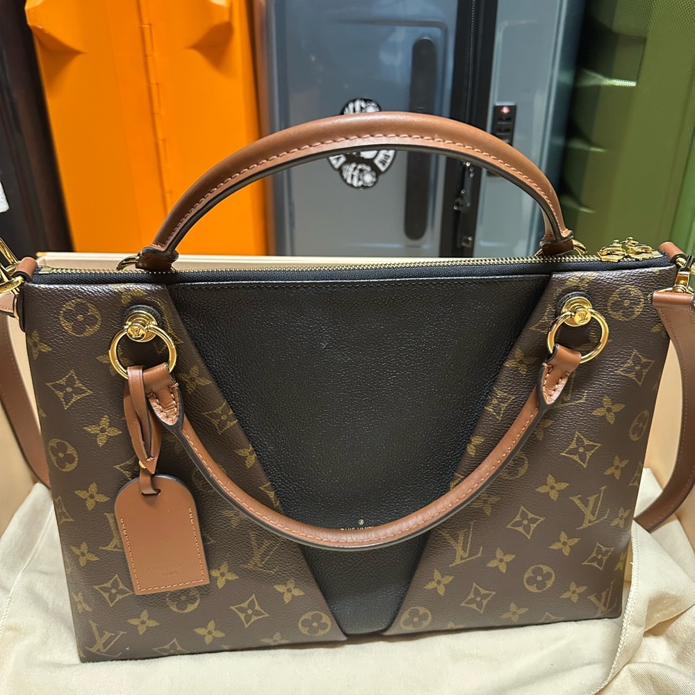 Louis Vuitton V tote Tri-Color Monogram Satchel Like new.no odor very clean